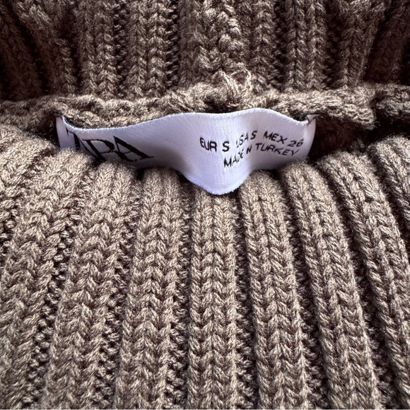 Zara Women’s Ribbed Knit Cropped Cowl Turtleneck 100% Acrylic Sweater Size Small - Picture 3 of 5